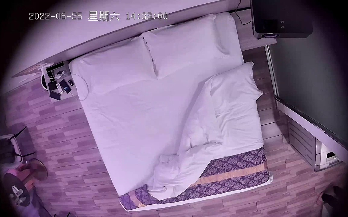 2022-6-25最新流出酒店安防摄像头上帝视角偷拍周末打工情侣开房激情