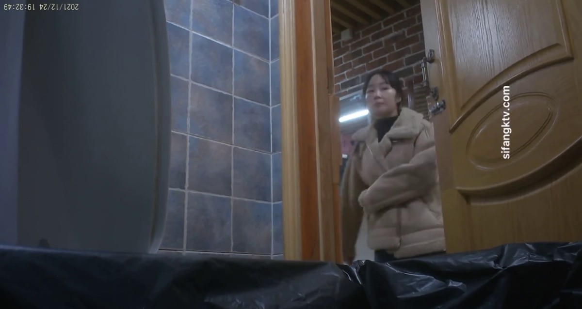 2022一月私房大神最新流出 步行街商场厕拍高颜值美女尿尿，全程高清拍摄