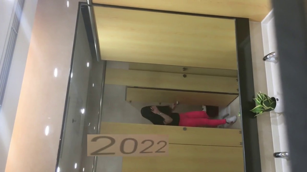 2022精品厕拍大神潜入商场隔板女厕 移动高清偷拍美女嘘嘘挂工作牌的女神级美女逼逼没啥毛真干净