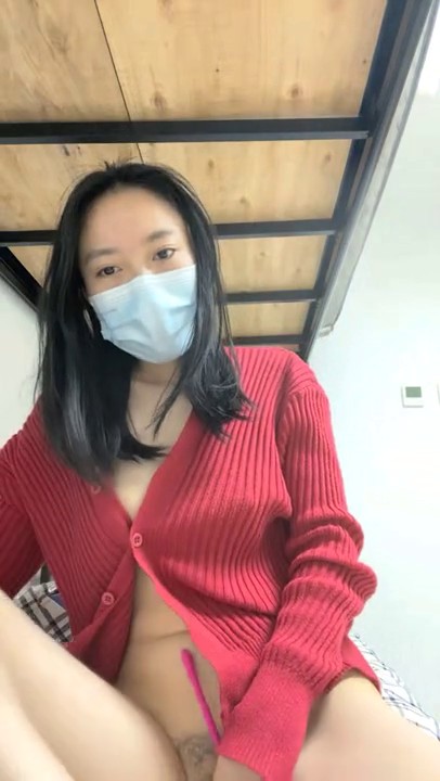 2023.3.13，【天黑就回家】，22岁美女宿舍自拍，掰开两瓣阴唇，白浆拉丝