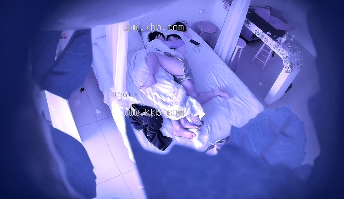 2024-4-1新流出酒店偷拍 学生情侣翘臀妹子和男友上学前的激情奋战连续干了两炮