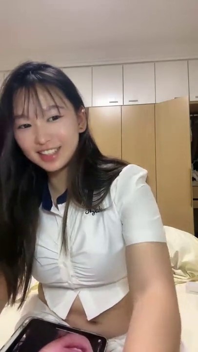 2024年5月，新来的一个学生妹，20岁，【故国真冷】超级大奶子！馒头逼，水汪汪好淫荡的女子