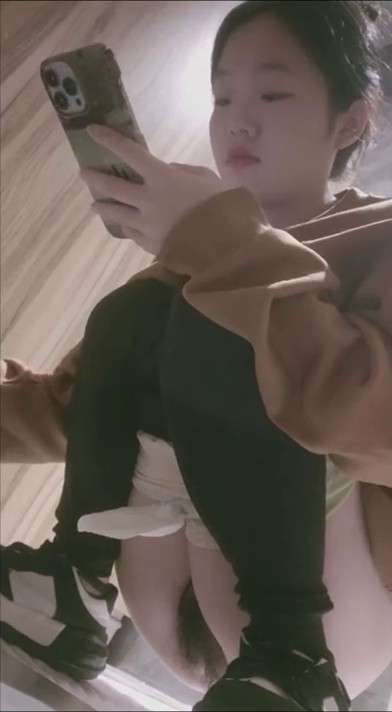 2024一月最新流出 厕拍极品收藏 全新镜头升级商场前后景偷拍到几个美女