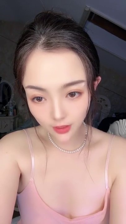 -2025年3月最新，新人御姐，【少妇妙妙】，颜值高妩媚撩人，闺房中舞动曼妙身姿，粉嫩的大白兔