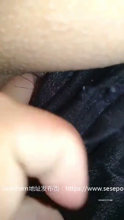 偷窥嫂子鲍鱼 小孩还睡在旁边肚子真大 掰开鲍鱼用手指轻轻插了插 只能这样过过干瘾