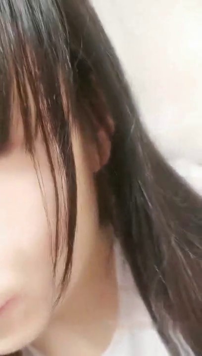 非常嫩萝莉萌妹短裙丁字裤道具自慰，娇小身材掰开嫩穴玻璃棒抽插出白浆，很是诱惑喜欢不要错过