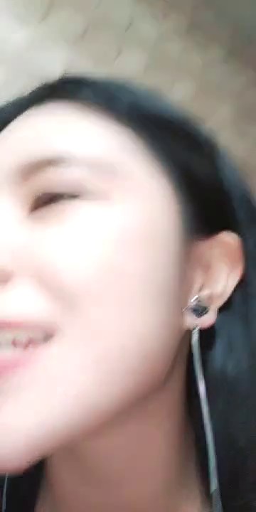 精彩的4P就是干，模样不错的嫩模伺候3根大鸡巴，舔硬了直接上位，嘴里也不闲着，被大哥精液洗脸，场面淫乱