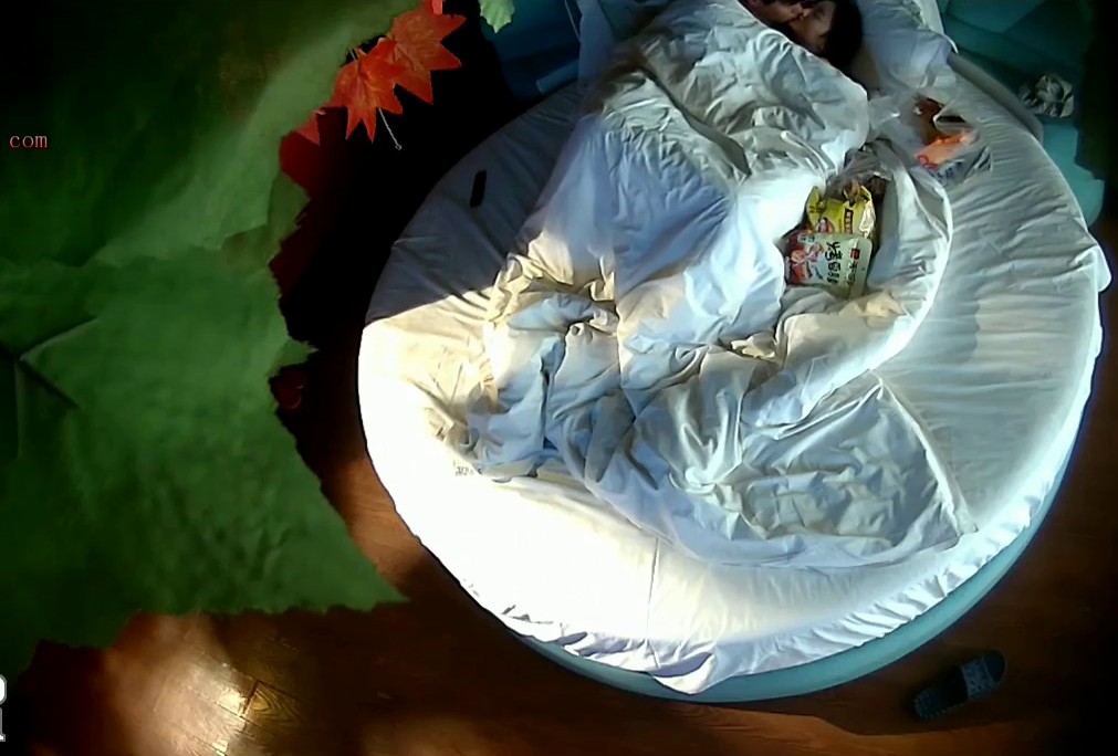 高校附近酒店偷拍奇芭的胖哥内射完女炮友开着手机电筒像考古一样研究她的阴道