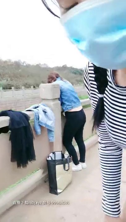 重庆妹子桥边不畏寒冷户外露出，闺蜜望风赶紧脱光，逼里塞着跳蛋撅起大白屁股，掰开菊花小穴特写超清晰