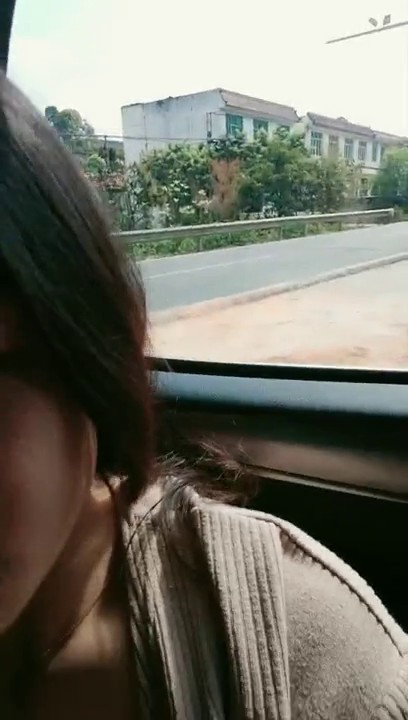 粉嫩系大学生美女课余（网课）捞外快重庆植物园内搭讪工作人员到路边车震啪啪啪