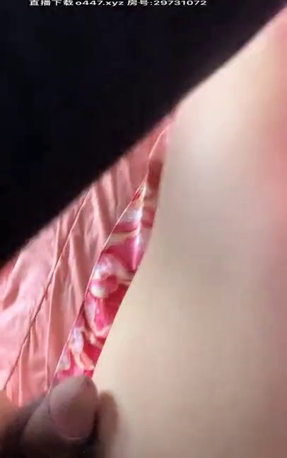 武汉奔驰哥花了几万泡来的年轻小妹子，疫情出不去在家操爽了，身材极品颜值高，可惜身体不行没能让妹子满足