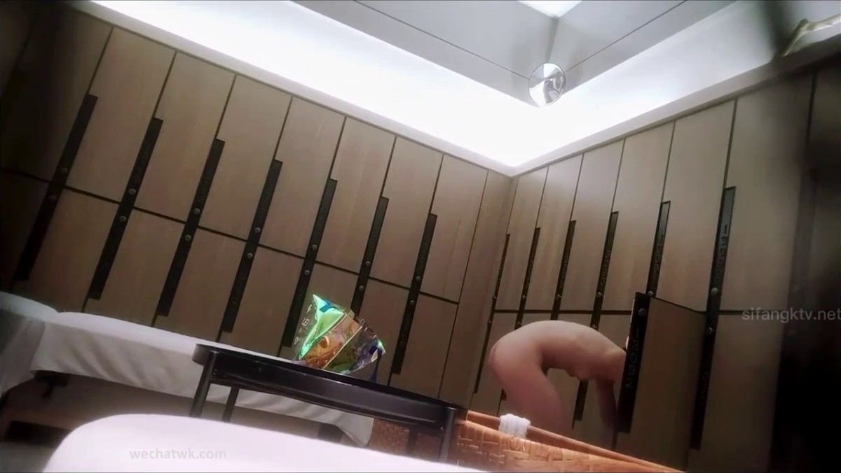 澡堂子内部员工偷拍 多位年轻的少妇洗澡 洗累了休息一下原档流出-2