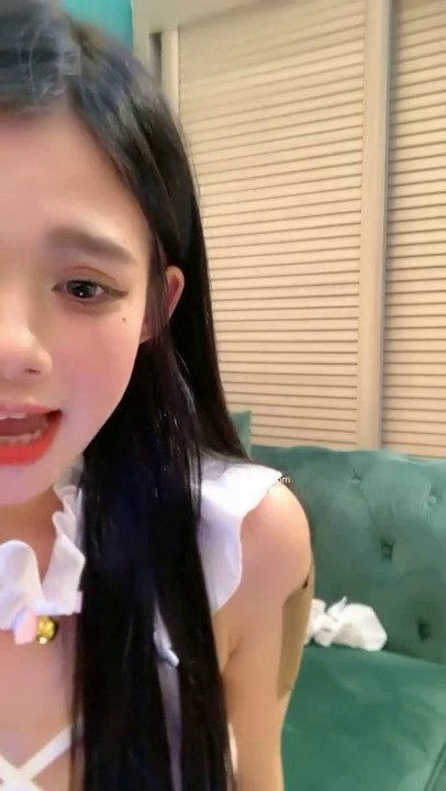 最新剧情演绎很火的极品白人美女麦乐迪之继父教女儿怎么做爱，与妈妈回家撞见继父在手淫尴尬后与父亲大战