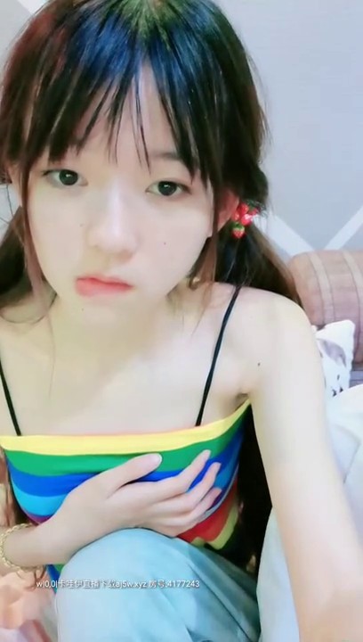 瘦瘦的贫乳萝莉 很可爱 被操得想要暂停