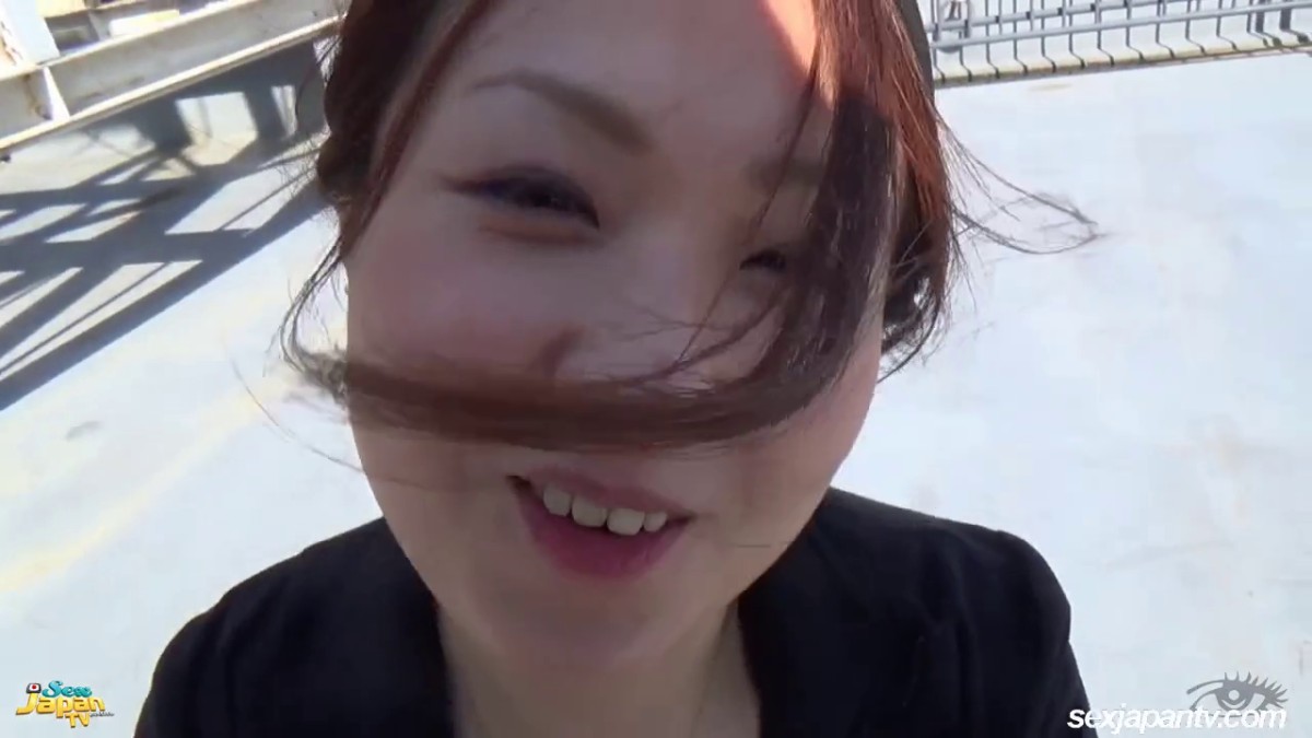 最新猥琐男户外天台上偸拍正在玩电话吃东西的短裙美少妇被发现后故意挑逗他主动过来给口爆骚妇肥厚鲍鱼真不错