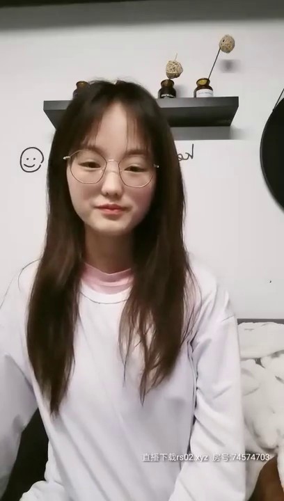 少女钰儿眼镜萝莉萌妹子拨开内裤露粉穴 沙发各种内裤自摸脱掉掰穴特写自摸