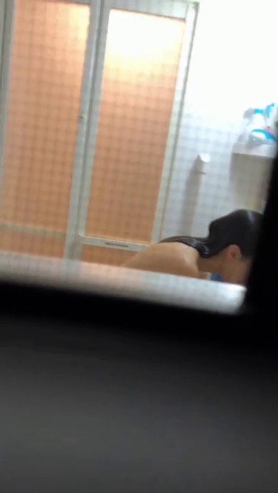 半夜睡不着隔着纱窗偷窥邻居美眉洗澡修逼毛玩手机不小心让她发现了幸好没有大叫