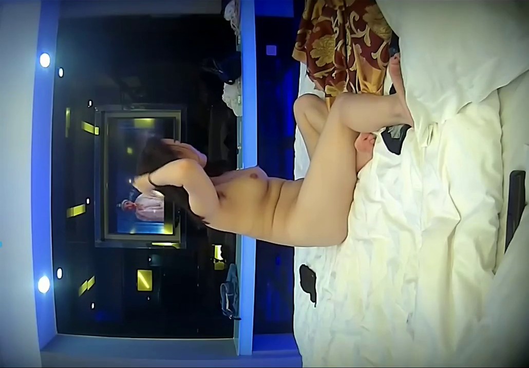 时尚气质的大胸美女白领下班被公司领导带到酒店啪啪,第一次草草了事,第2次美女自己拿着鸡巴往里放,各种猛干!