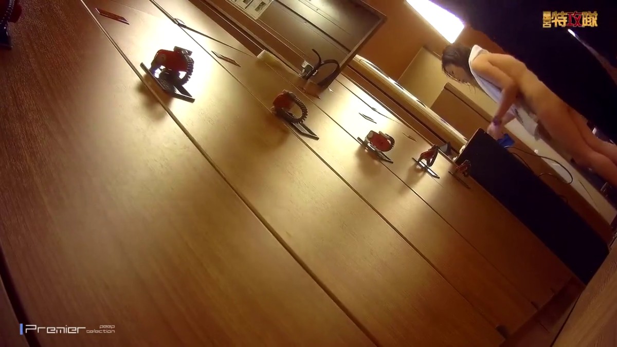 盗站新流出女偷拍客潜入某高校浴室更衣室近距离偷拍女同学的美丽胴体