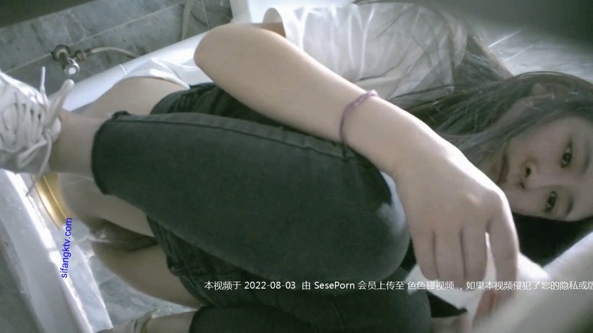 八月最新私房大神 隔墙有眼 精品厕拍酒店员工女厕偷拍非常高跟前台经理 (22)