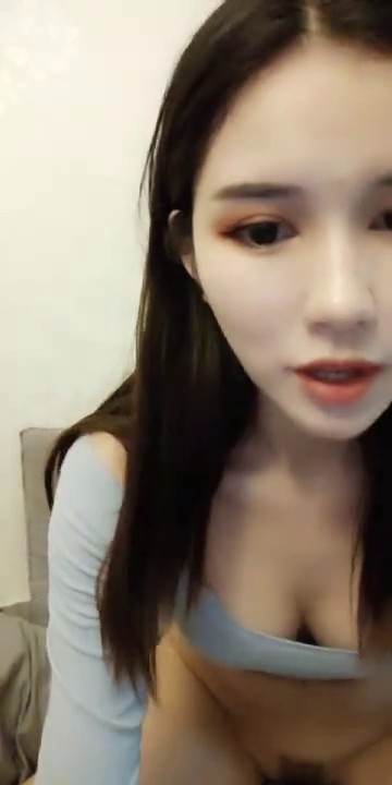 高颜值长相甜美性感美女自慰诱惑，自摸慢慢脱掉揉搓嫩穴带颗粒指套扣逼，跳蛋震动出水呻吟