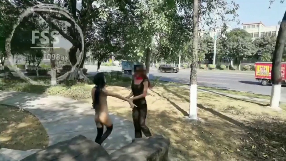 最近火爆推特露出网红FSS『冯珊珊』新任务挑战和闺蜜全裸天桥露出 路边遛狗路人都看懵逼了 高清1080P原版