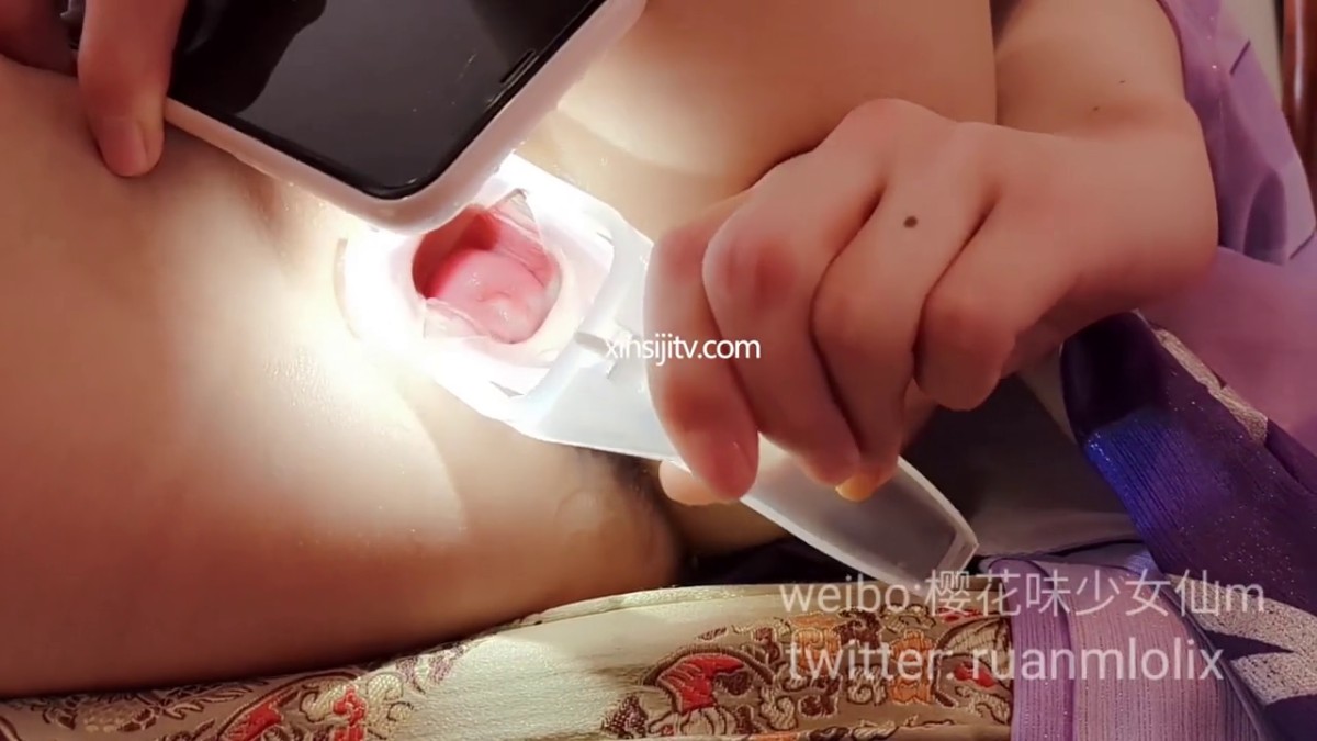 极品网红美少女『软萌萝莉小仙』COS貂蝉 穴位开发 沙发上玩扩阴器 子宫口清晰可见