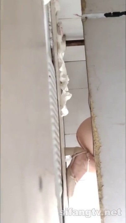 六月最新流出某高校女厕多角度偷拍学生美眉的嫩逼美腿