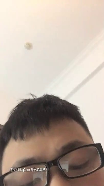 川导调教短发萌妹子两男一女啪啪，口交上位骑坐后入猛操呻吟娇喘，还有个眼镜男旁边观战