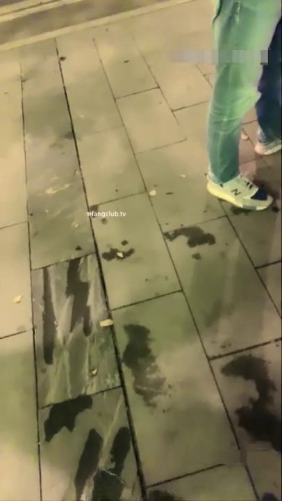 这么漂亮的御姐 在路边直接勾引了一个路人 话说她的腿真美 搭配黑丝短裙OL 小哥太不争气了 插进去秒射啊 (1)