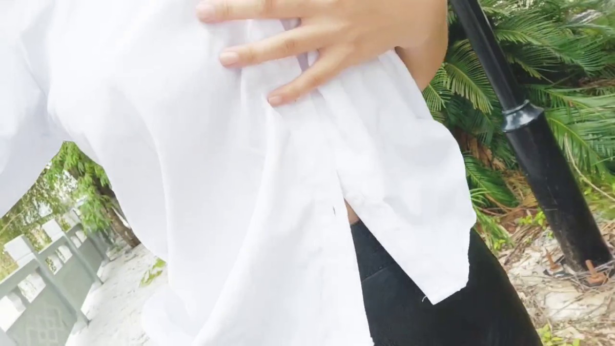 白衬衫大奶美女公园露出骚到爆 搓揉丰硕乳球扣弄美穴直流白浆也不怕旁边有人看到她小嫩逼