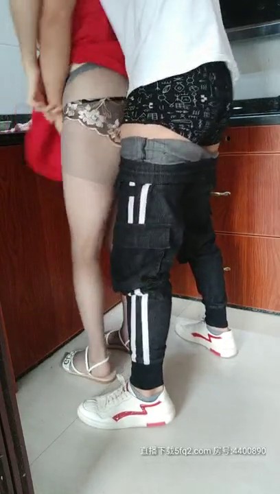 〖勾搭那些事〗身材不错的表嫂让我欲火高涨 正在厨房做饭被我拉到床上强操 插入小逼瞬间立马淫荡本色再现