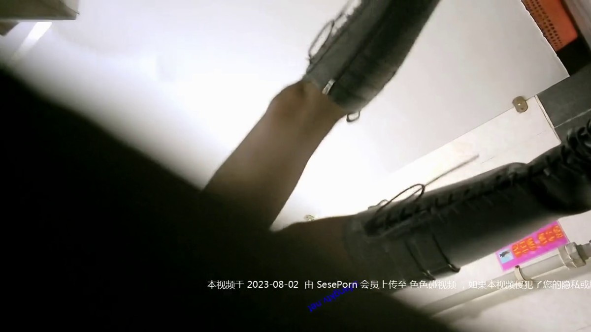 商场女厕全景偷拍开档黑丝连裤袜妹纸的白虎淫穴喷涌而出