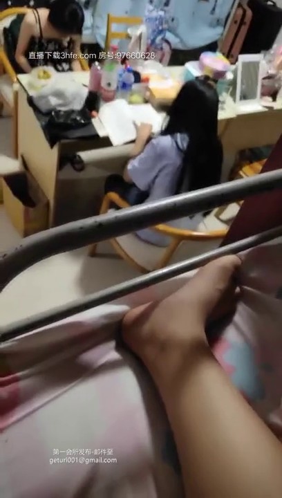 2020.7.20，大学女生宿舍实况偷拍，【00后的学生妹】女生们的私密生活一览无余，青春萝莉被窝里掰穴揉胸，人气爆棚，单场过万收入