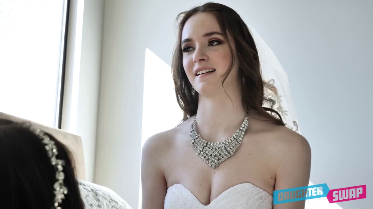 两对刚结婚的新人为了追求性爱刺激互相商量交换新娘操穴，穿着婚纱啪啪插起来特别舒爽销魂抽送比赛浪叫猛搞