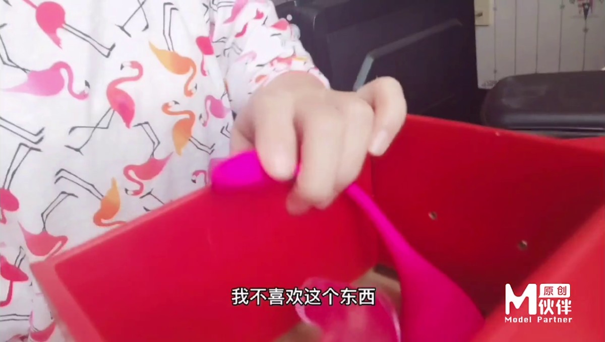 疯拍传媒《幻想系列》--高考结束老师奖励的礼物1 白嫩小妹试用自慰棒插的小穴满是骚水