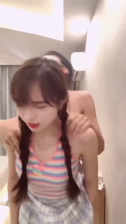 91精品最近非常火的一位逆天颜值美女（不见星空）微信福利群私拍与帅哥啪啪大尺度视频