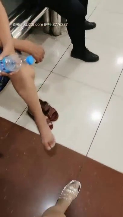 雪儿R粉长发美女户外公测自慰，脱下丝袜塞着跳蛋扭动屁股特写