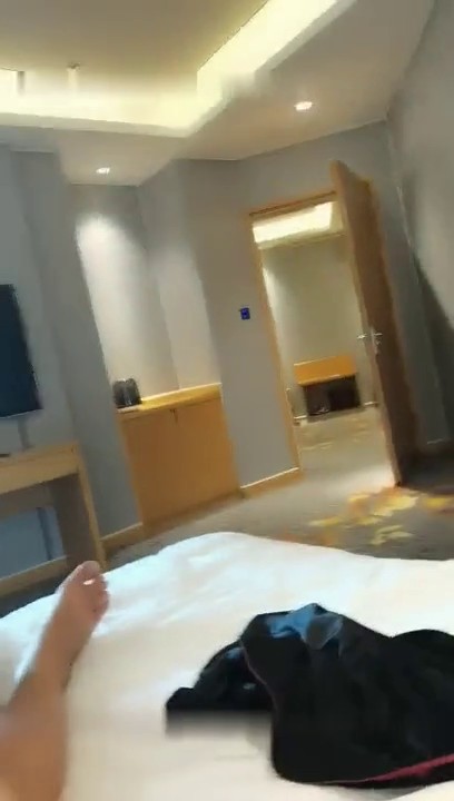 装逼哥拿着把宾利车钥匙充大款开房把万鑫酒店美女少妇客房经理给唬住了拖到床上发生性关系对白搞笑