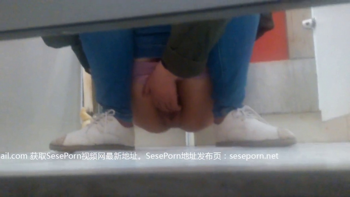 大胆坑神某商场女卫多角度TP妹子方便美女私处夹的紧紧成一条缝碰到一位骚妹子尿完不走蹲在那自慰
