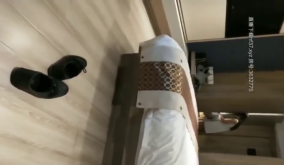 明星级性感美女与公司领导酒店偷情时被服务生提前安装的摄像头暗拍,2人毫不知情干的激情澎湃,女的漂亮男的屌大！