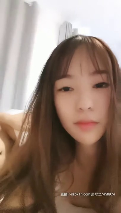 2020.8.19【小桃表妹】00后在校大学生，欠了一屁股债，找表哥开直播，身材非常极品，高清1080P