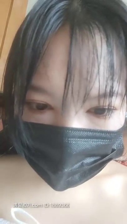 00实习小护士白皙美乳肉肉妹子自慰诱惑，拨开内裤近距离特写自摸高潮出水