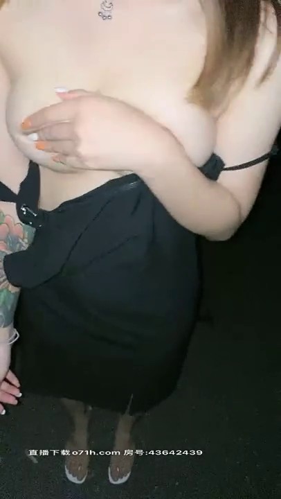 2020.8.21，夏日夜晚，凉风习习，【草草00】小萝莉下午自慰，深夜挑战户外街头露出，野战3P，公厕无套内射，玩得就是这份心跳