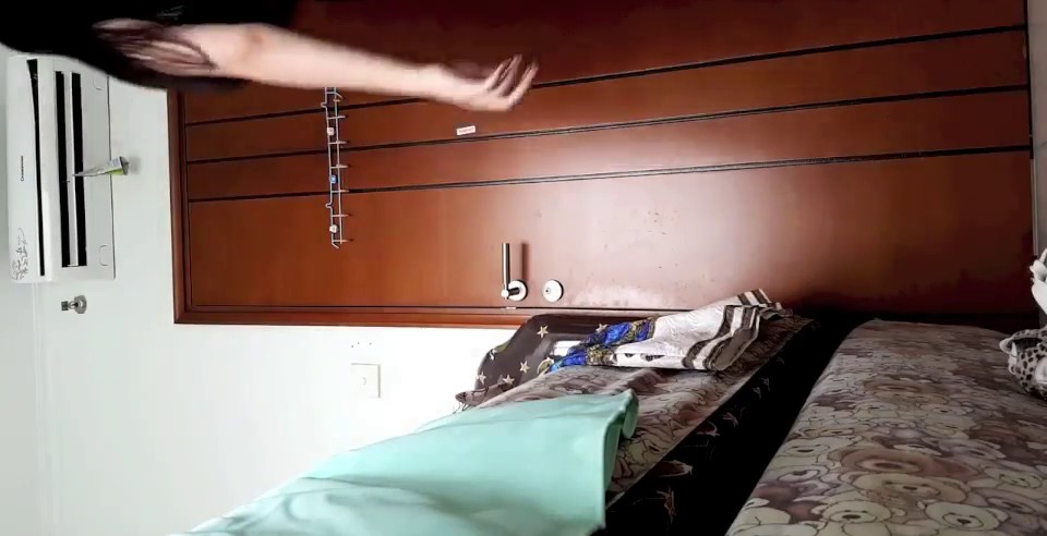 2020.8.22，新下海湖北极品御姐，【逼儿盖子】色情大转盘，各种道具玩得溜，美乳翘臀极品身材，骚货让你血脉偾张