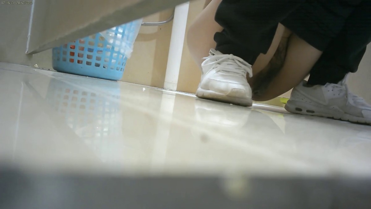 八月最新流出商场双镜头偷拍突然闯入系列第八期蹲在地上玩手机等空位的少妇