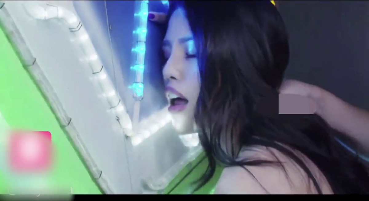 淫荡钢管女郎-幻想著自己在舞台上的骚样 结果越跳越想要 随机勾引舞台工作人员直接无套干起来