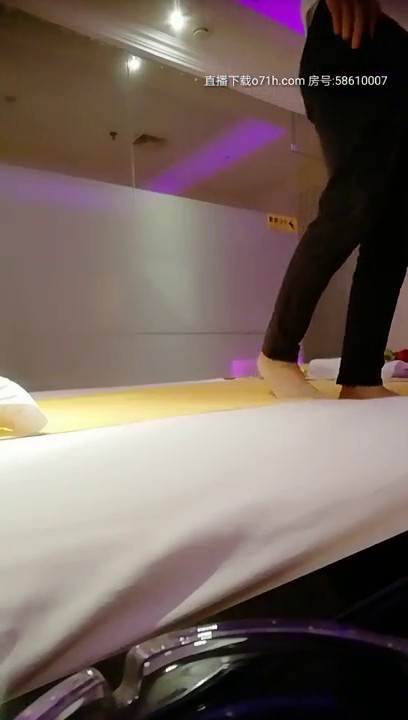 《外围 探花极品技师》小哥带偷拍设备暗拍豪华夜总会找漂亮美女技师几百块的一条龙服务