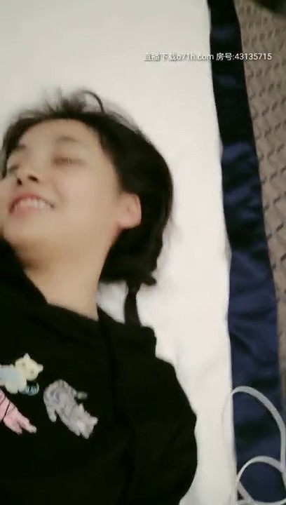 约在校大三美女啪啪打炮 正在写作业呢拉过来脱衣开操 无套爆操极品漂亮美穴 翘丰臀后入感觉超刺激 高清源码录制