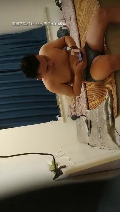 2020.9.2【探花老李-每天有惊喜】老李哥衣柜偷拍，良家小少妇情人趁老公出差来幽会，美胸长腿旁边小狗狗也要来围观真刺激